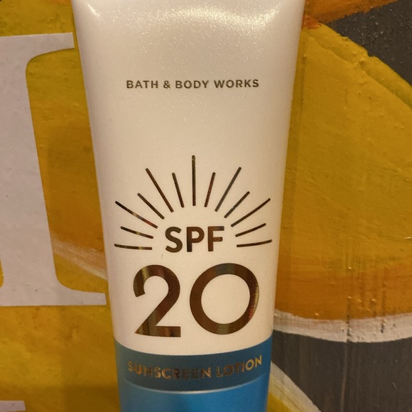 AT THE BEACH🏝️SUNSCREEN BROAD SPECTRUM SPF 20UVA/UVB Protection
Water Resistant - Picture 2 of 9